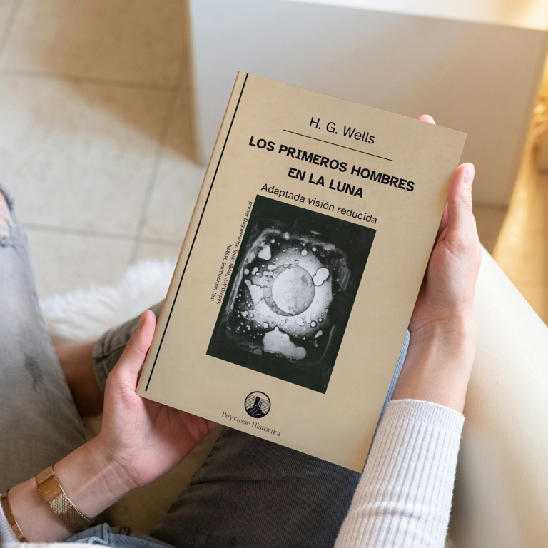 Persona leyendo libro Persona leyendo el libro Los primeros hombres en la Luna de H. G. Wells, edición adaptada para visión reducida por Peyrusse Historika.