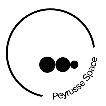 Logo Peyrusse Space
Logotipo circular de Peyrusse Space con tres planetas negros alineados y texto curvado.